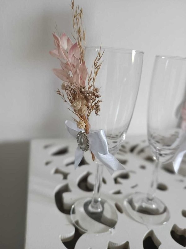 Glazen met roze bloem